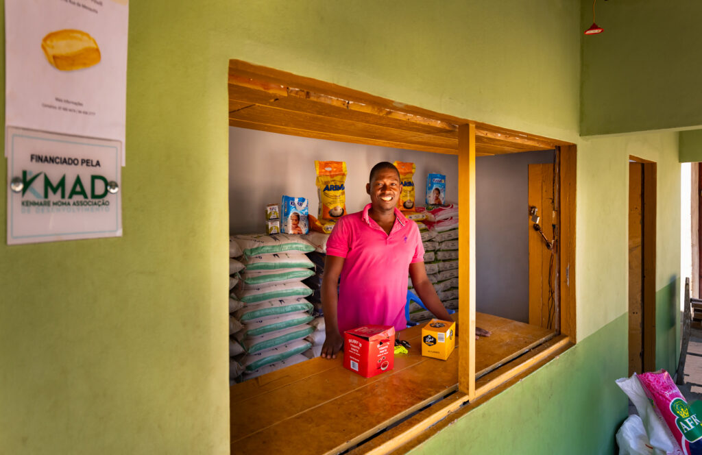 Homem parado na vitrine da loja